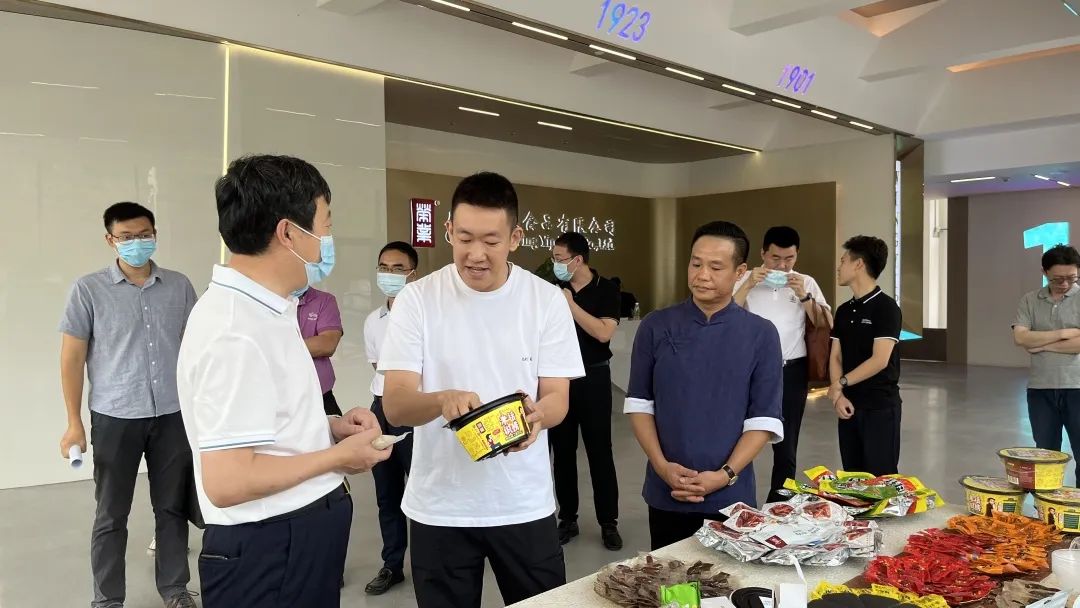 副市长申甲到访黄圃镇调研预制菜产业发展情况，期间走访荣业食品